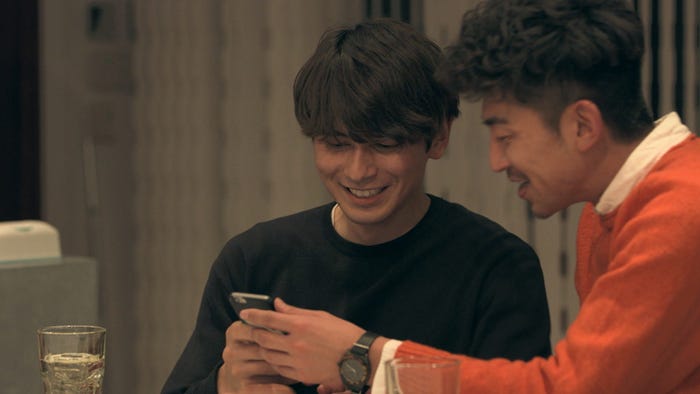 麻由のグラビア画像を見て盛り上がる至恩と翔平「TERRACE HOUSE OPENING NEW DOORS」17th WEEK(C)フジテレビ/イースト・エンタテインメント