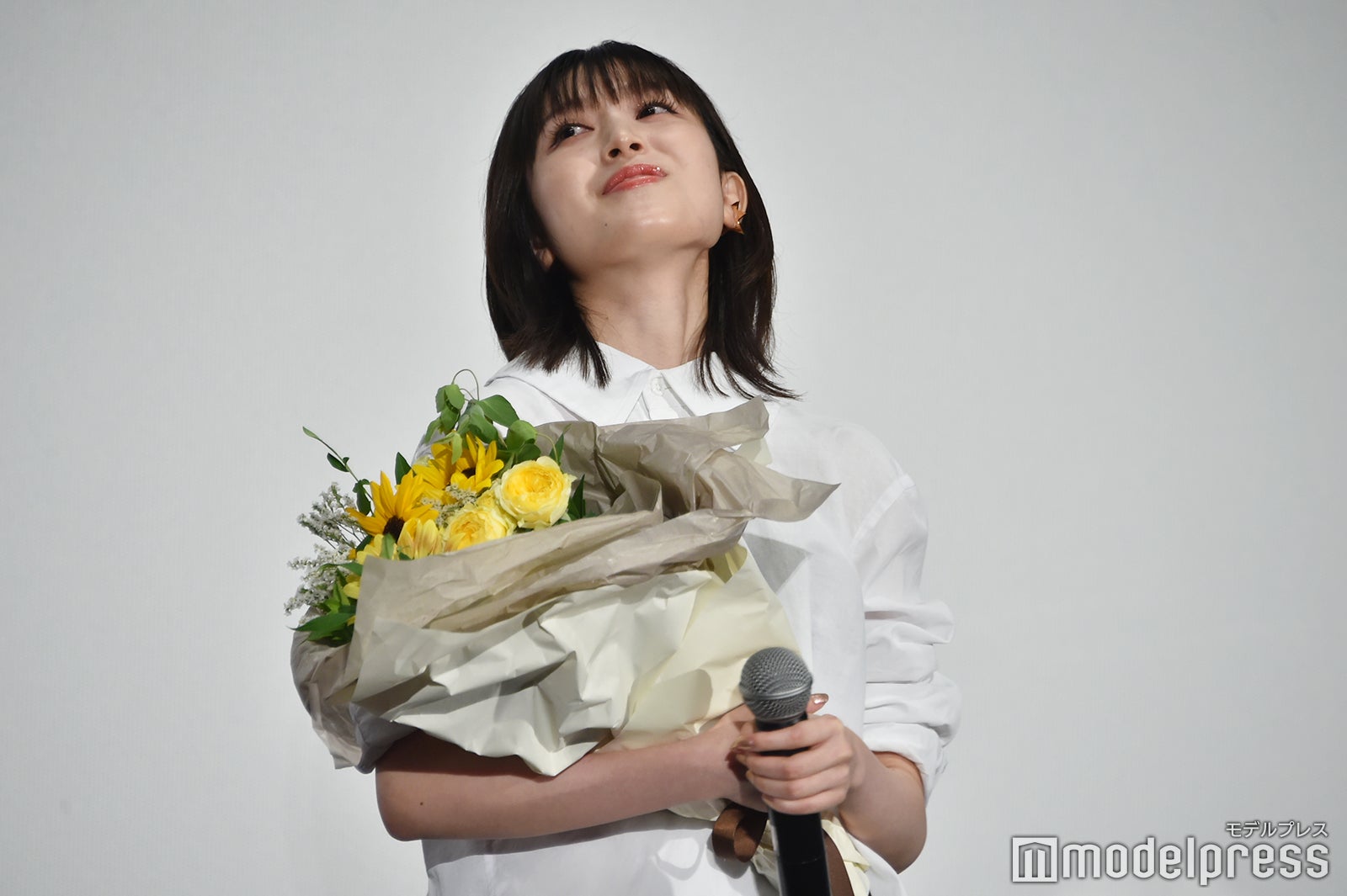 涙をこらえる福本莉子（C）モデルプレス