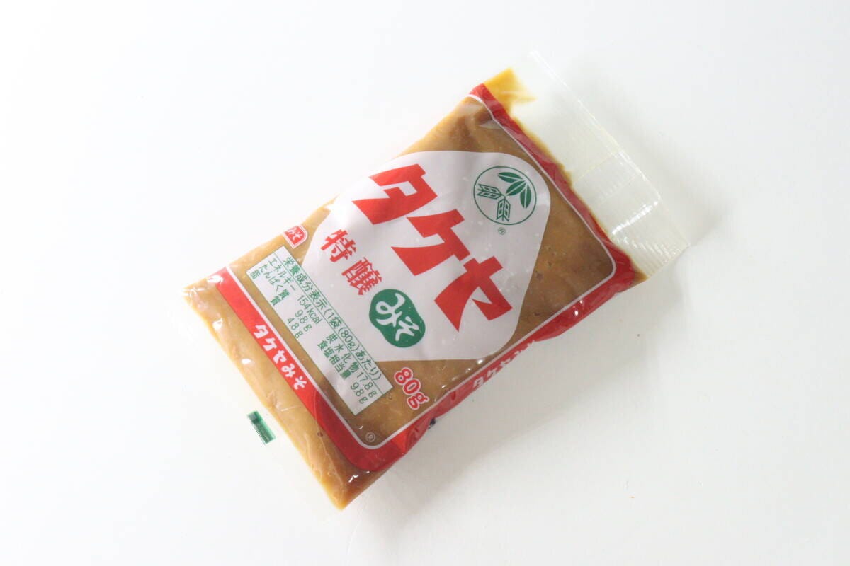 白い背景に斜めに置かれたタケヤ特醸みそ80gパック