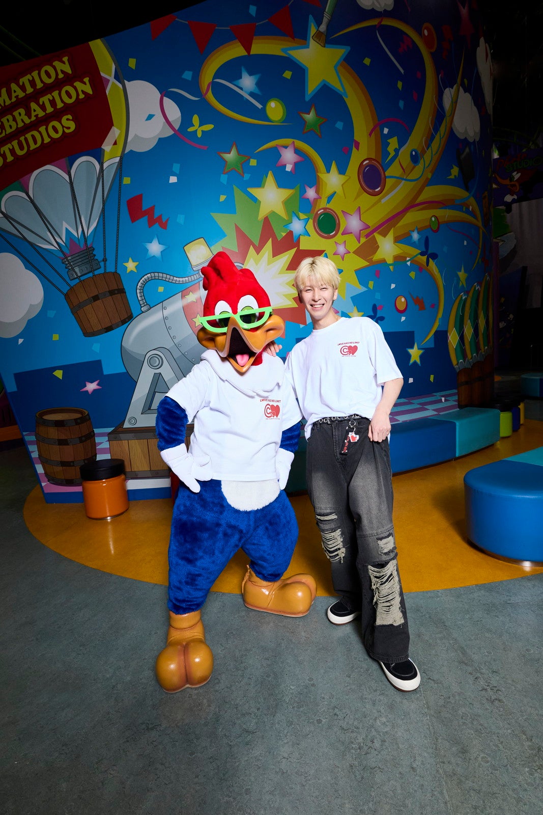 長谷川慎とウッディー・ウッドペッカー／画像提供：ユニバーサル・スタジオ・ジャパン