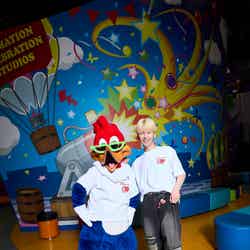 長谷川慎とウッディー・ウッドペッカー/画像提供:ユニバーサル・スタジオ・ジャパン