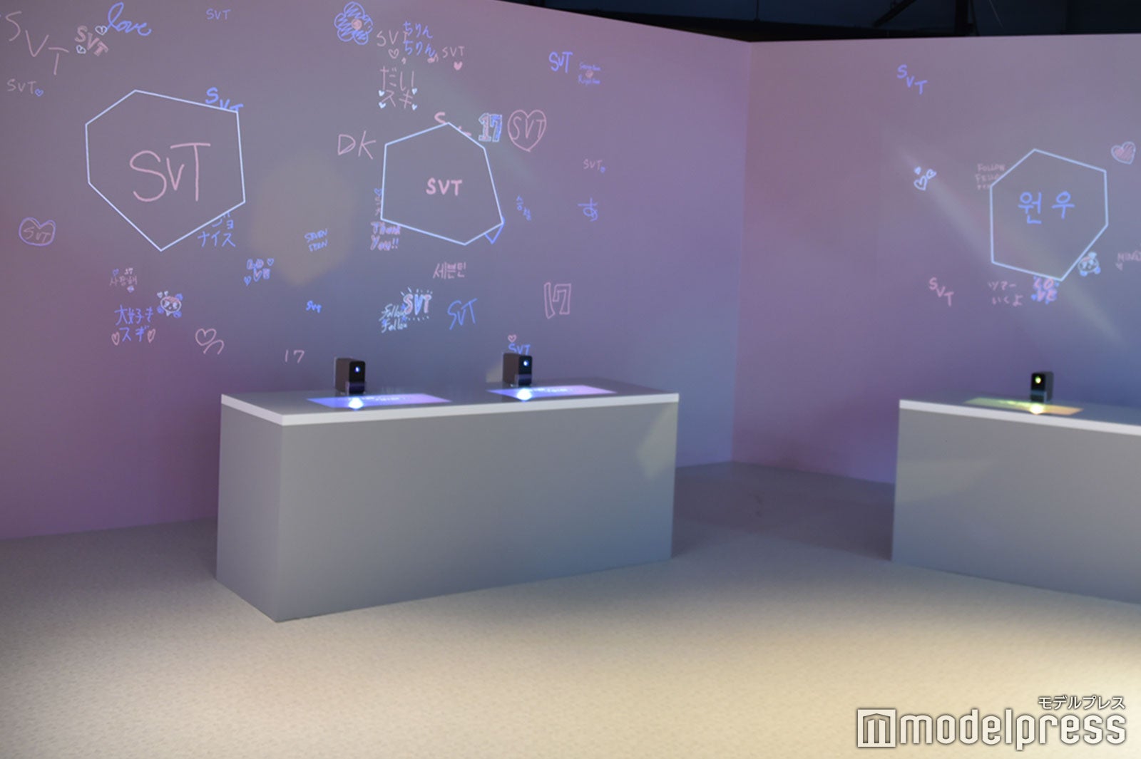 SEVENTEEN「Digital Message Board」記者が書いた文字が映し出されました（C）モデルプレス