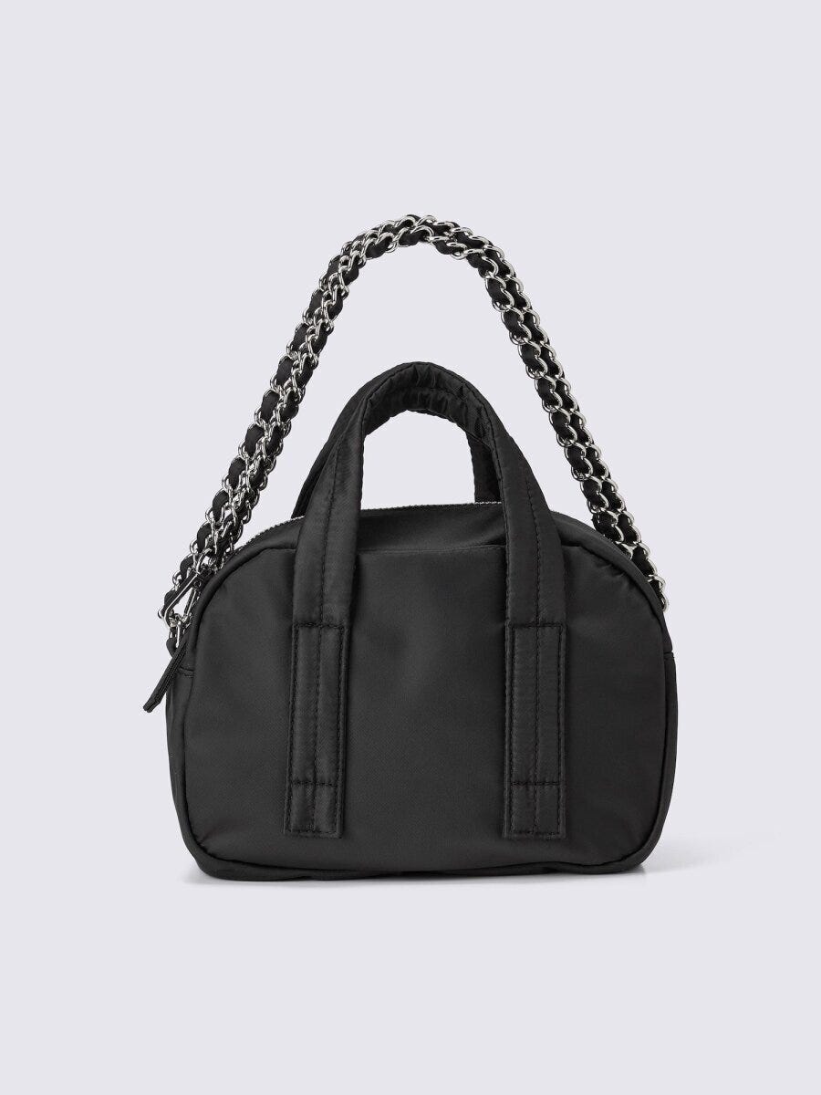 黒いナイロン素材のミニボストンバッグ 黒いナイロン素材のミニボストンバッグ