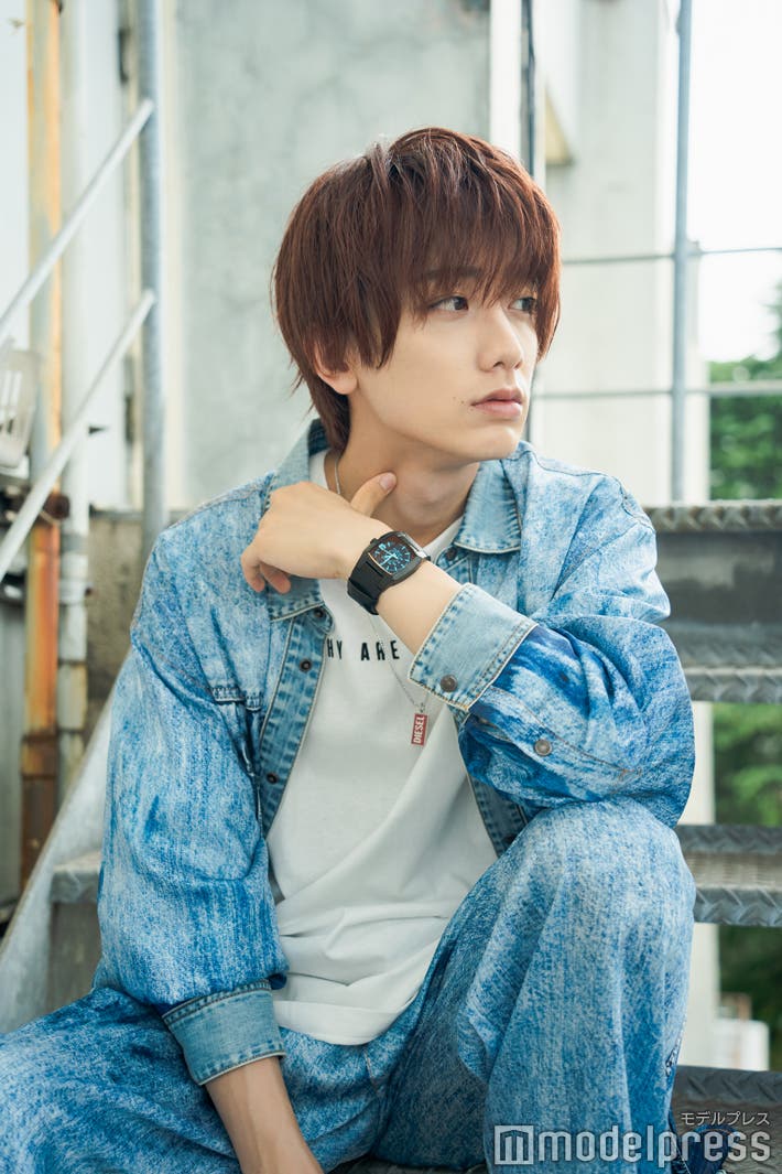 腕時計(CLIFFHANGER DZ 2000) ¥25,850、ネックレス¥13,200/小西詠斗(C)モデルプレス