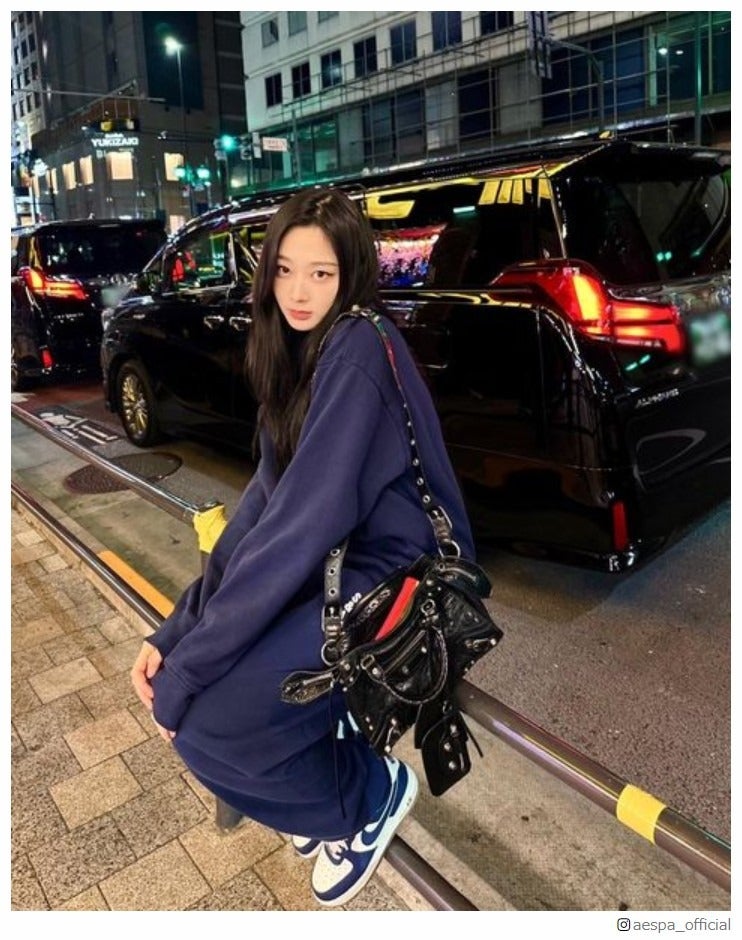 aespaジゼル、東京街中ショット公開「美しすぎる」「可愛い」
