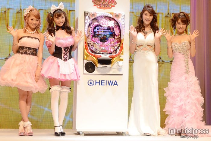 パチンコの新機種「CR ラブ嬢プラス~今夜も、ご延長の方はいかがなさいますか?~」発表会に登場した(左から)鈴木あや、杉原杏璃、原幹恵、みひろ