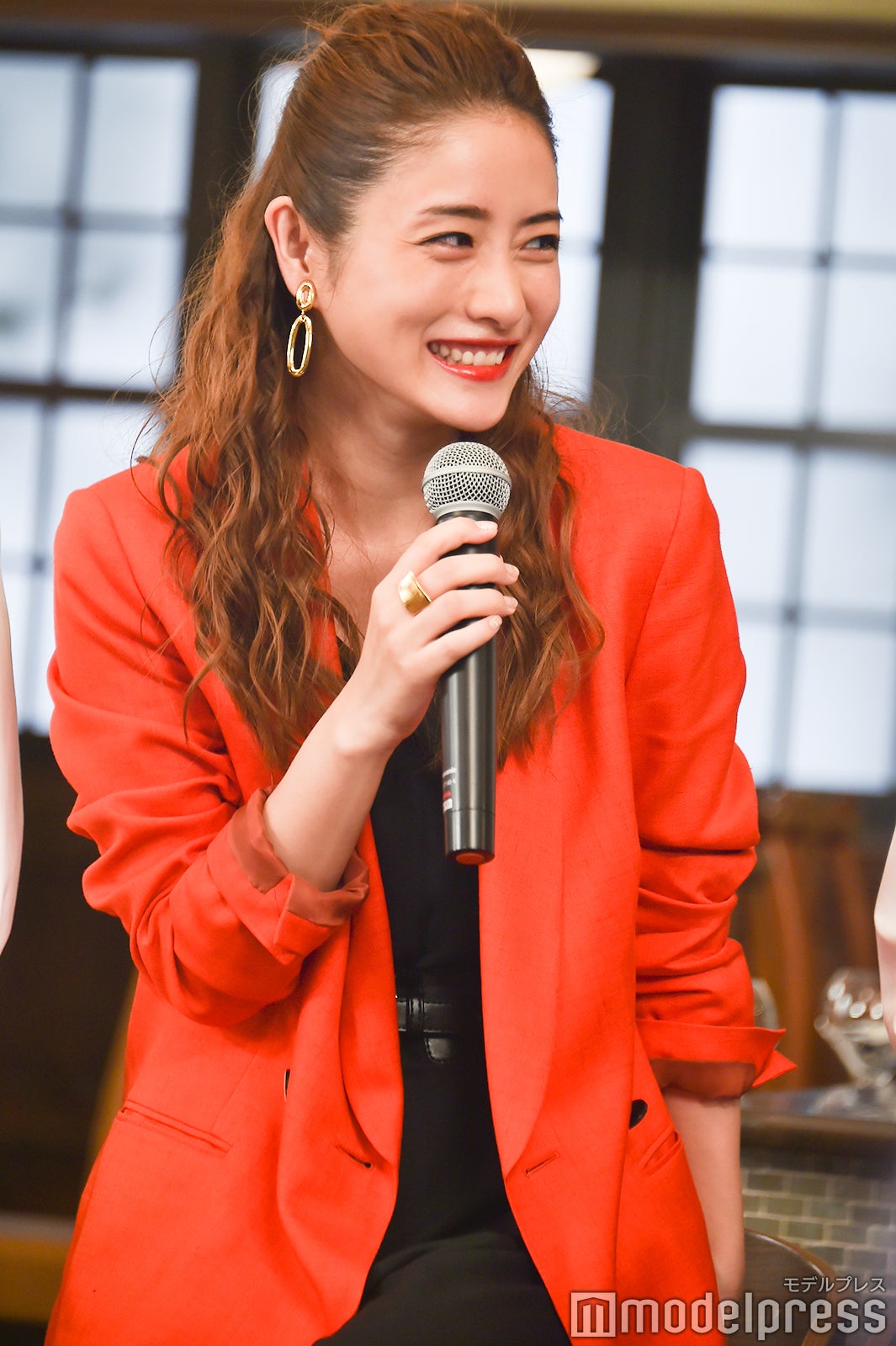 勝村政信を可愛くにらむ石原さとみ （C）モデルプレス