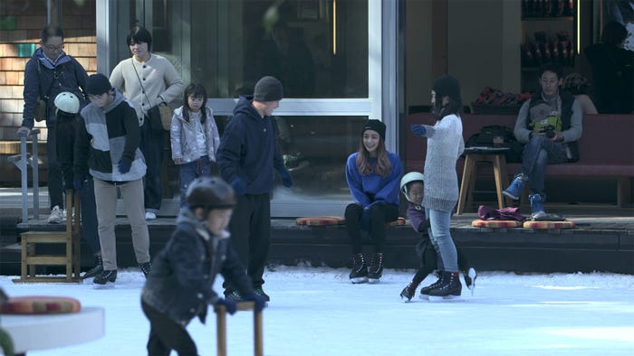 スケートデートをする海斗、まや「TERRACE HOUSE OPENING NEW DOORS」44th WEEK(C)フジテレビ/イースト・エンタテインメント