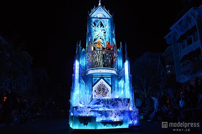 LEDライトを使用した光り輝くパレード「ペイント・ザ・ナイト・パレード」