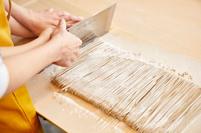 親子で初挑戦！ 新年に出合う、そば打ちの魅力【神戸】