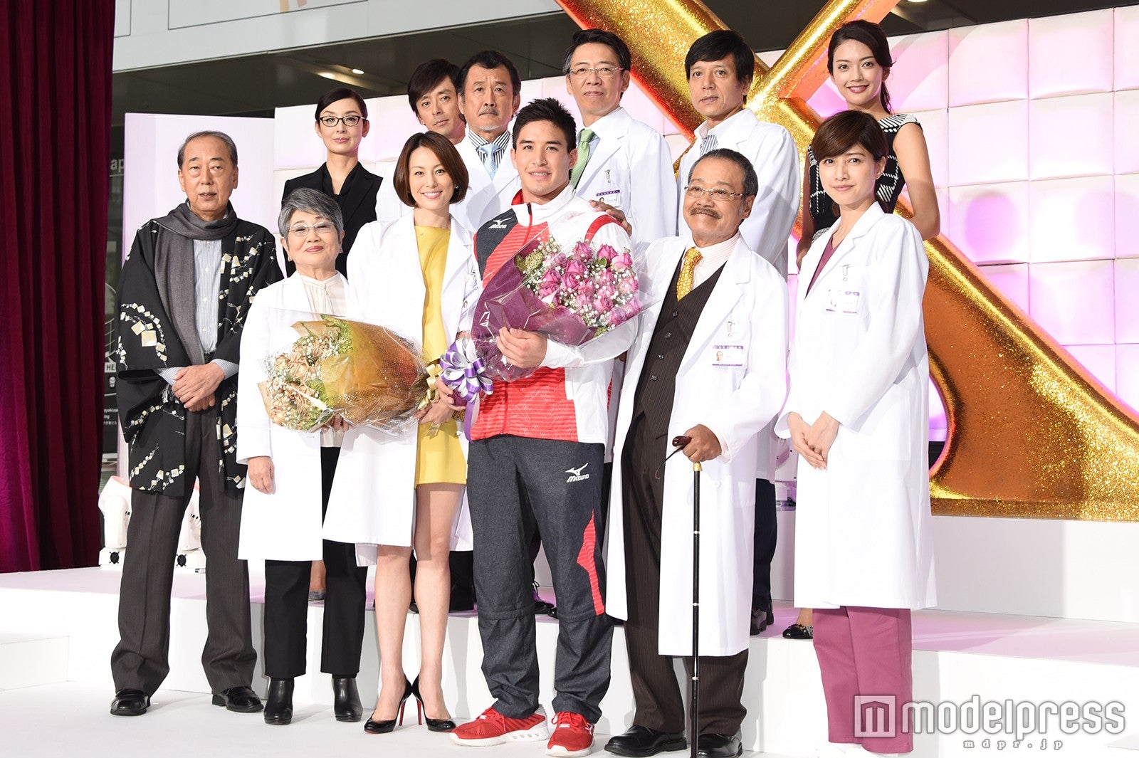 （前列左から）岸部一徳、泉ピン子、米倉涼子、ベイカー茉秋選手、西田敏行、内田有紀
（後列左から）草刈民代、滝藤賢一、吉田鋼太郎、生瀬勝久、勝村政信、田中道子
（C）モデルプレス