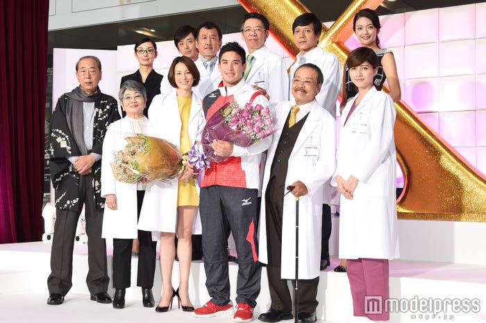 (前列左から)岸部一徳、泉ピン子、米倉涼子、ベイカー茉秋選手、西田敏行、内田有紀(後列左から)草刈民代、滝藤賢一、吉田鋼太郎、生瀬勝久、勝村政信、田中道子(C)モデルプレス