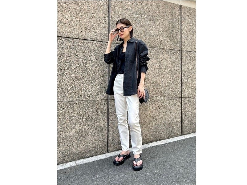 黒の長袖シャツもリネン素材で涼しげな印象に 出典:StyleHint