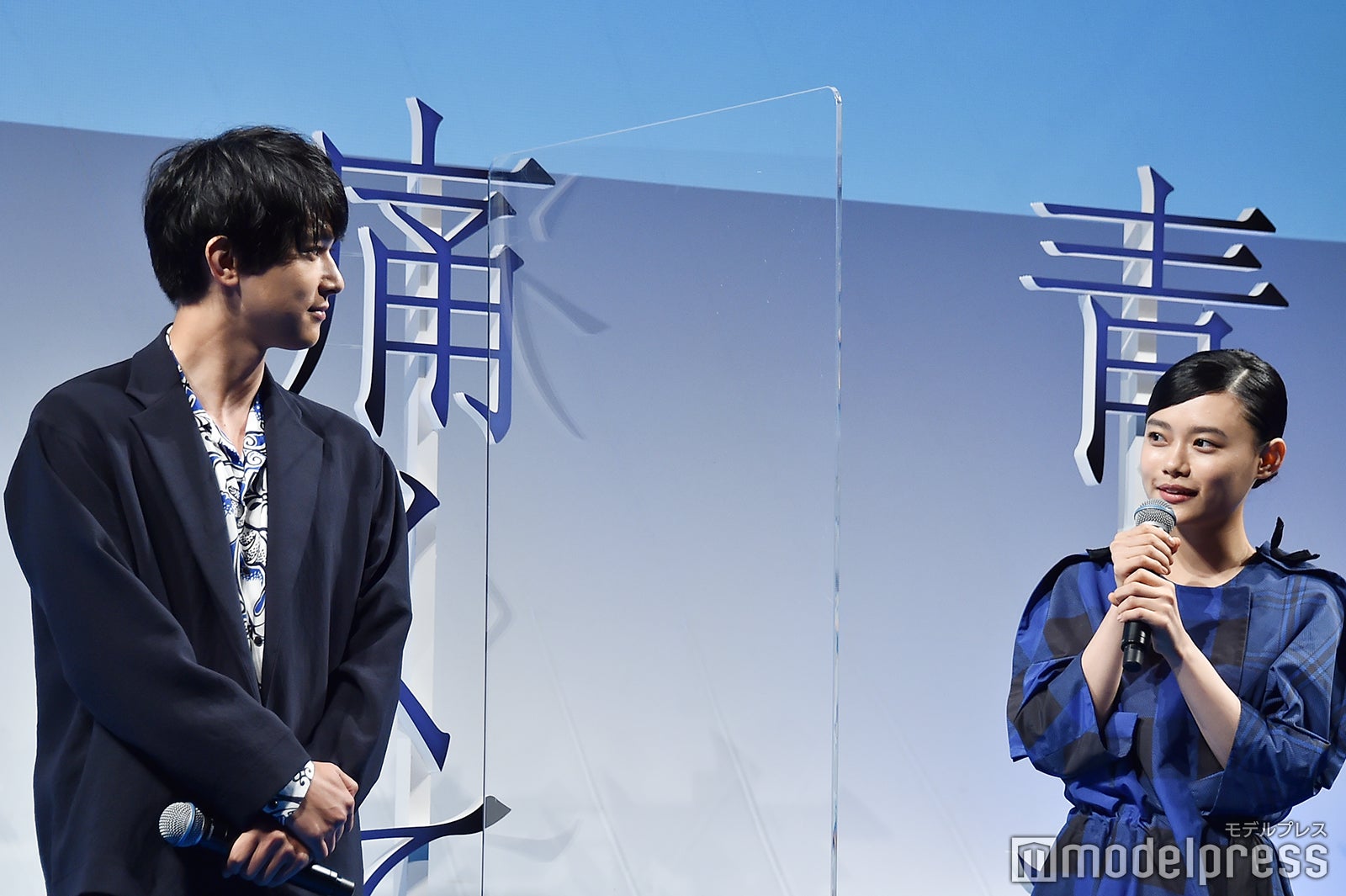 （左から）吉沢亮、杉咲花 （C）モデルプレス