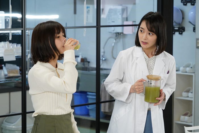 芳根京子、朝倉あき/「それってパクリじゃないですか?」第3話より(C)日本テレビ