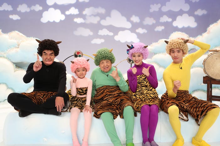 (左から)肥後克広、永尾柚乃、高木ブー、高城れに、向井康二(C)フジテレビ