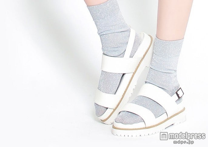 シャークソールスポサン（シルバー）／画像提供：「salus」3,780円（税込）