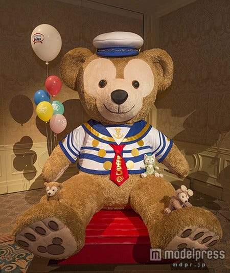 リゾートゲートウェイ・ステーションに登場するダッフィー※写真はイメージ(東京ディズニーシー・ホテルミラコスタにて展示したもの)/(C)Disney