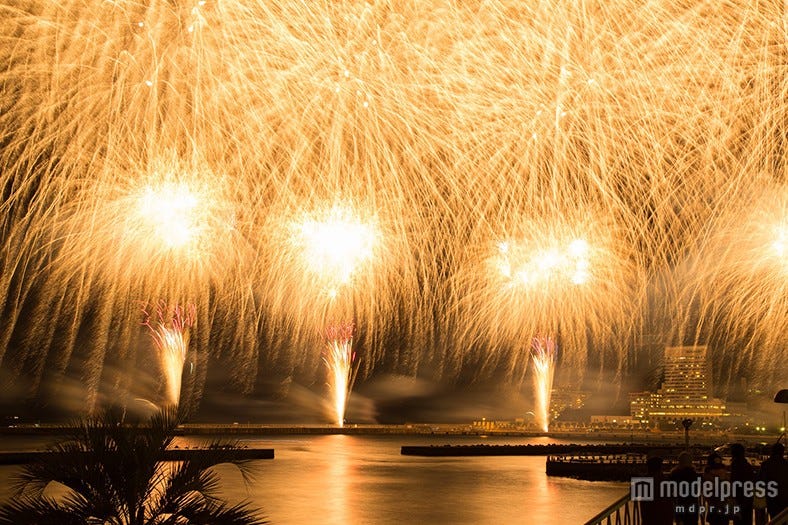 ピース又吉「火花」に描かれた熱海花火大会がスタート