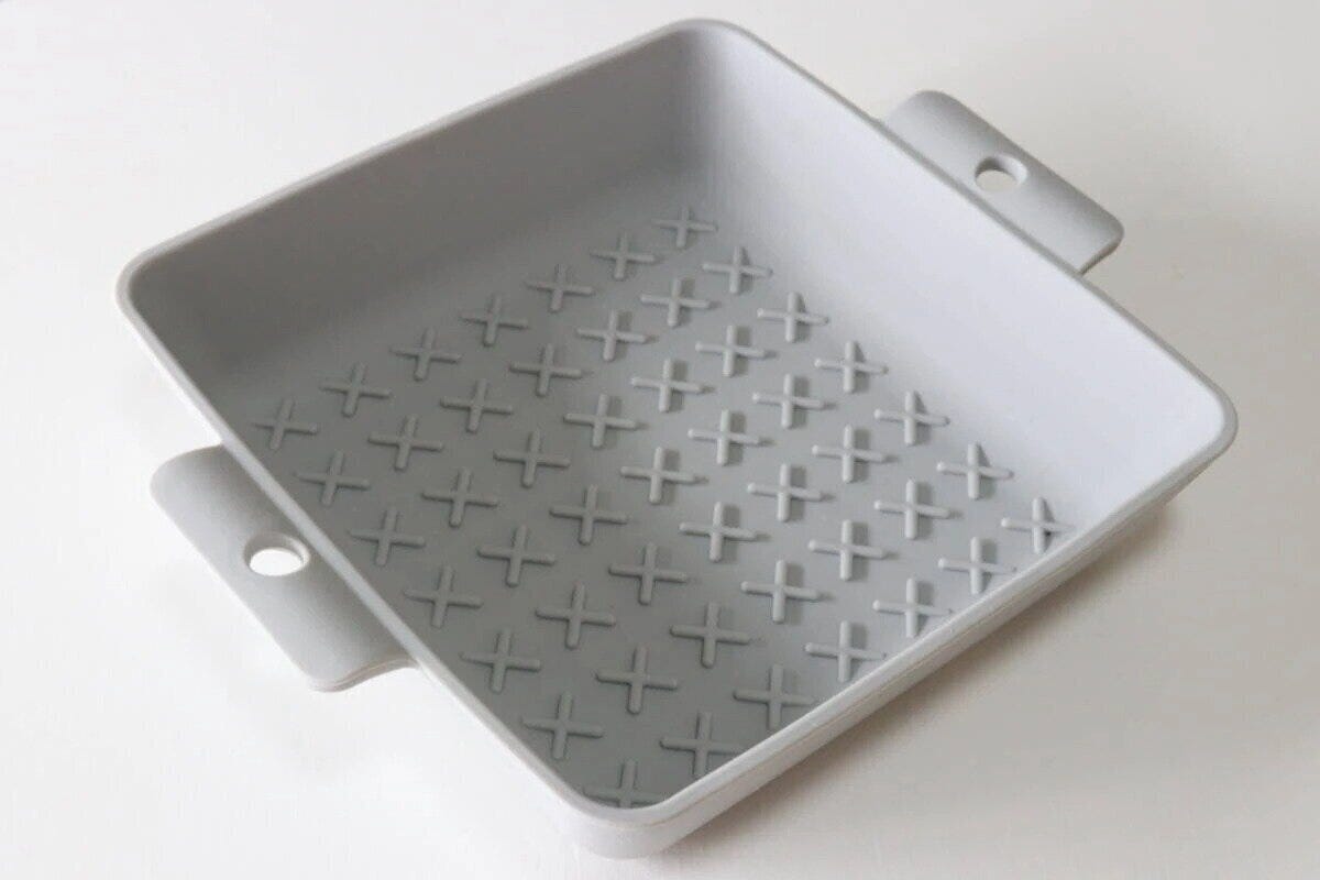 グレーのシリコーンオーブントレーの全体像。底には油切り用の凹凸がある グレーのシリコーンオーブントレーの全体像。底には油切り用の凹凸がある