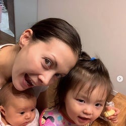 土屋アンナ、子供3人との幸せショット公開に反響「目がみんなアンナちゃん」「幸せいっぱい」