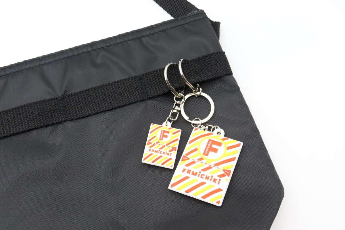 ファミチキMINIとBIGのキーホルダーを黒いバッグに重ね付け