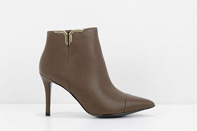 ゴールドディティールアンクルヒールブーツ「CHARLES & KEITH」9,612円（税込）／画像提供：CHARLES & KEITH