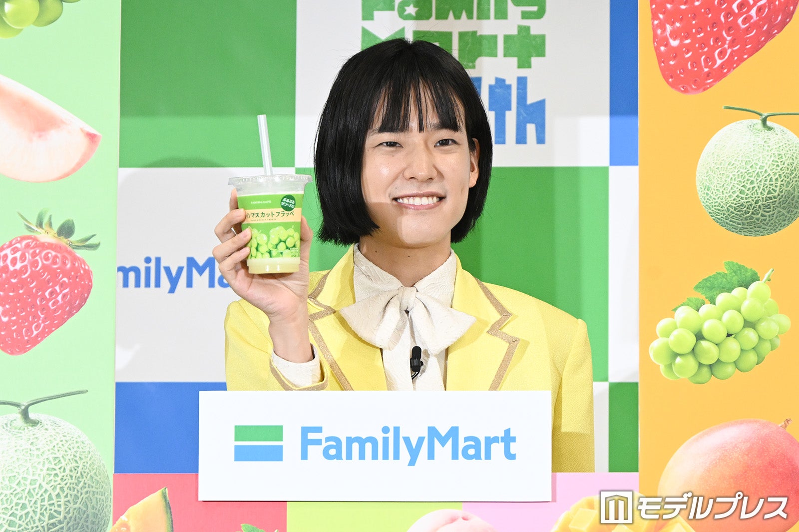 決め顔チャレンジをするおヨネ（C）モデルプレス