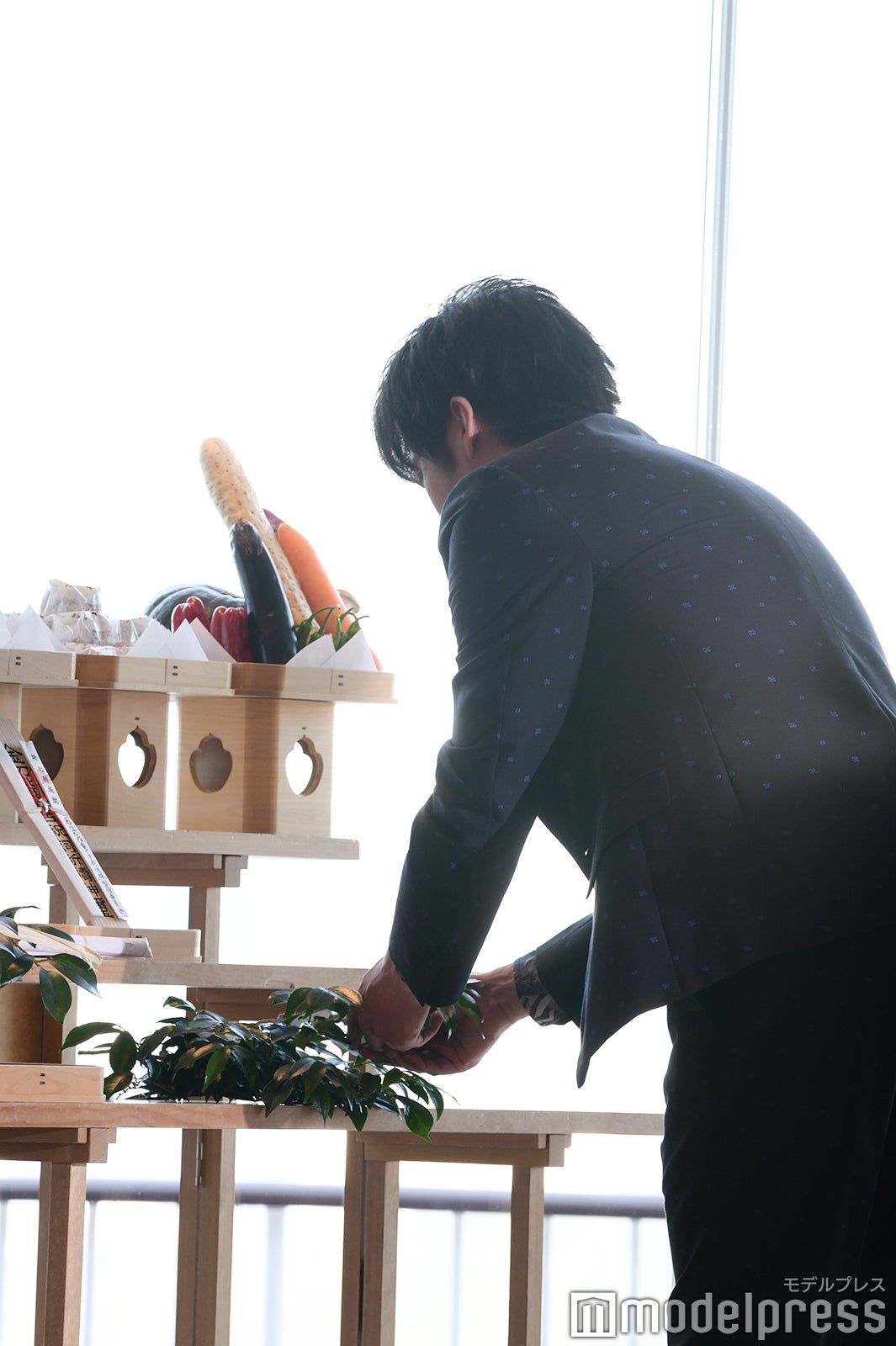 ご祈祷する田中圭 （C）モデルプレス