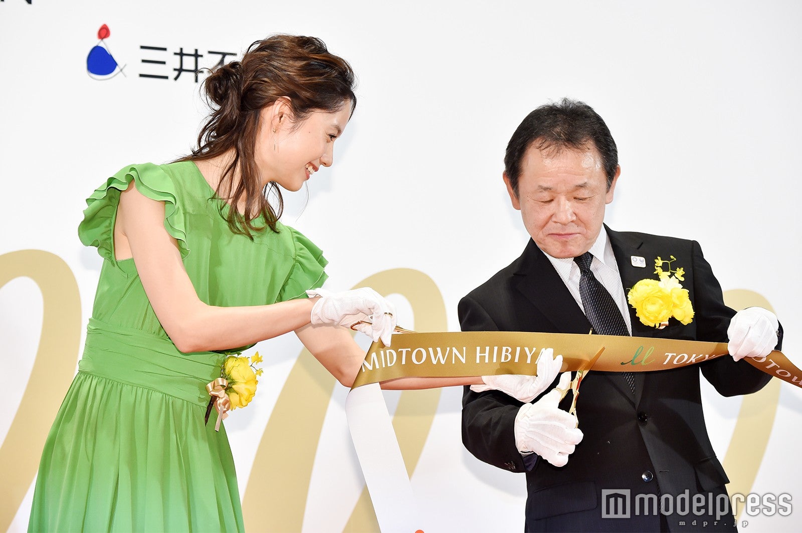 テープカットを手伝う宮崎あおい（C）モデルプレス