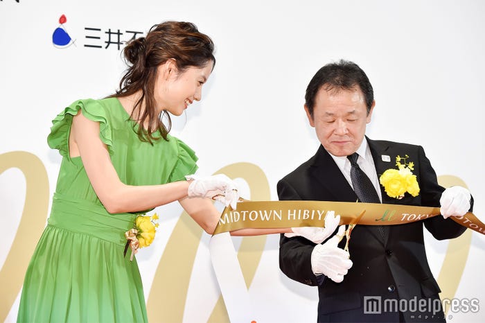 テープカットを手伝う宮崎あおい(C)モデルプレス