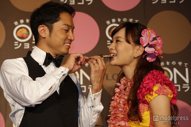 （左から）小崎陽一さん、保田圭