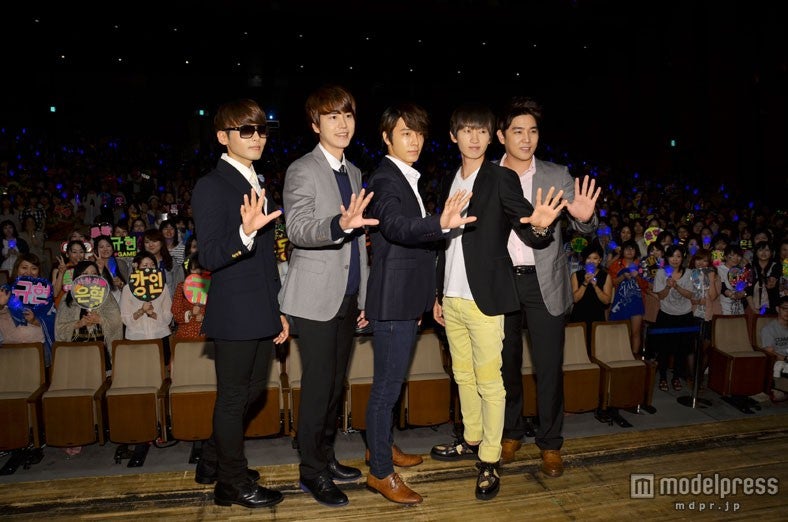 SUPER JUNIOR（左から：リョウク、キュヒョン、ドンヘ、ウニョク、カンイン）