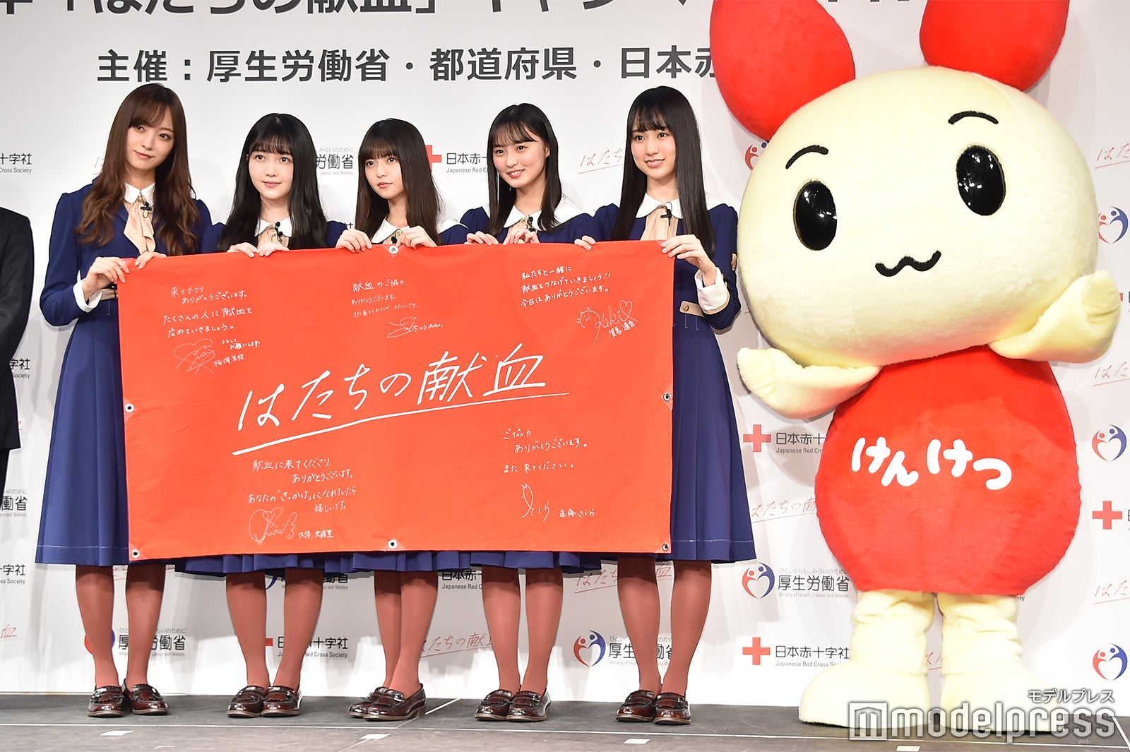 梅澤美波、久保史緒里、齋藤飛鳥、遠藤さくら、賀喜遥香、けんけつちゃん （C）モデルプレス