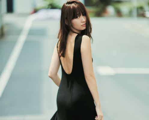 小嶋陽菜の美背中にドキッ! 黒ドレスで“クール”なこじはるに