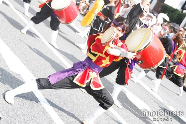 新宿エイサーまつり／画像提供：沖縄グルメフェスタ実行委員会、新宿エイサーまつり大会委員会