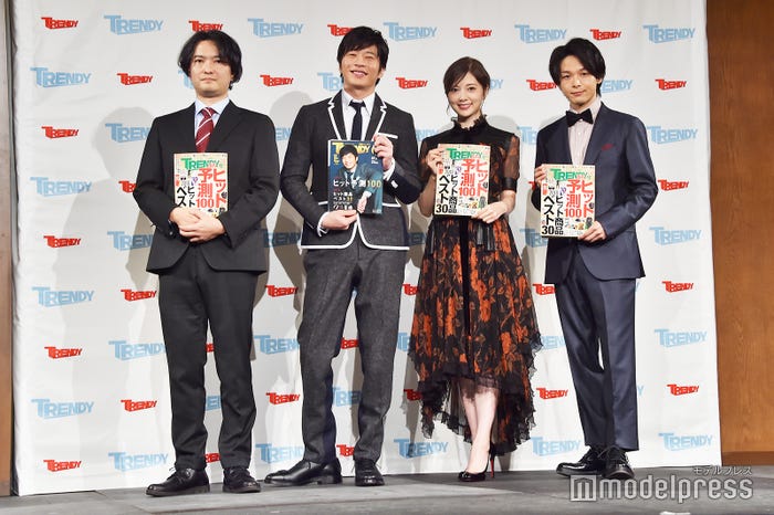 (左から)佐藤央明編集長、白石麻衣、中村倫也(C)モデルプレス