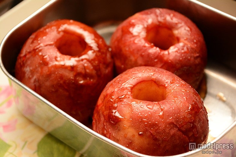 お店自慢の「焼きりんご」ハーフサイズ￥500、1個￥650～（りんごの大きさによって定価が異なる） （C）モデルプレス