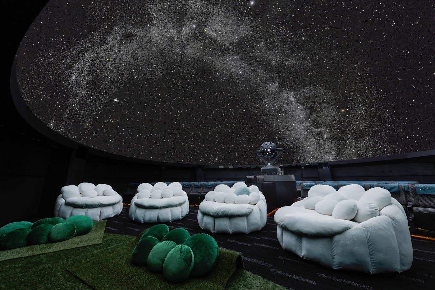 「コニカミノルタプラネタリウム“満天”」には特別シートを設置(画像提供:コニカミノルタプラネタリウム)