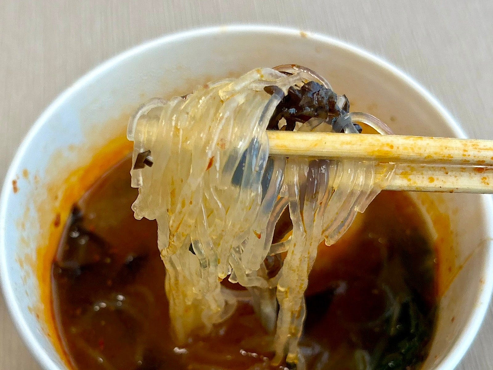 シンプルな春雨と、舌がシビれるような本格的な辛さ！