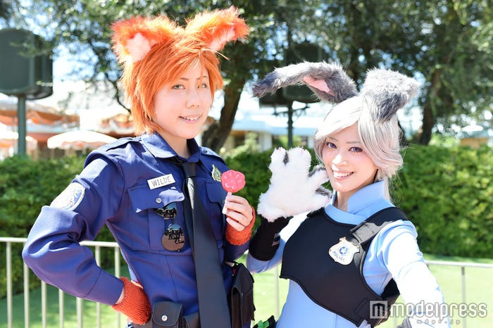 「ズートピア」の仮装(左から)絶露さん(ニック)、みなみさん(ジュディ)/(C)モデルプレス