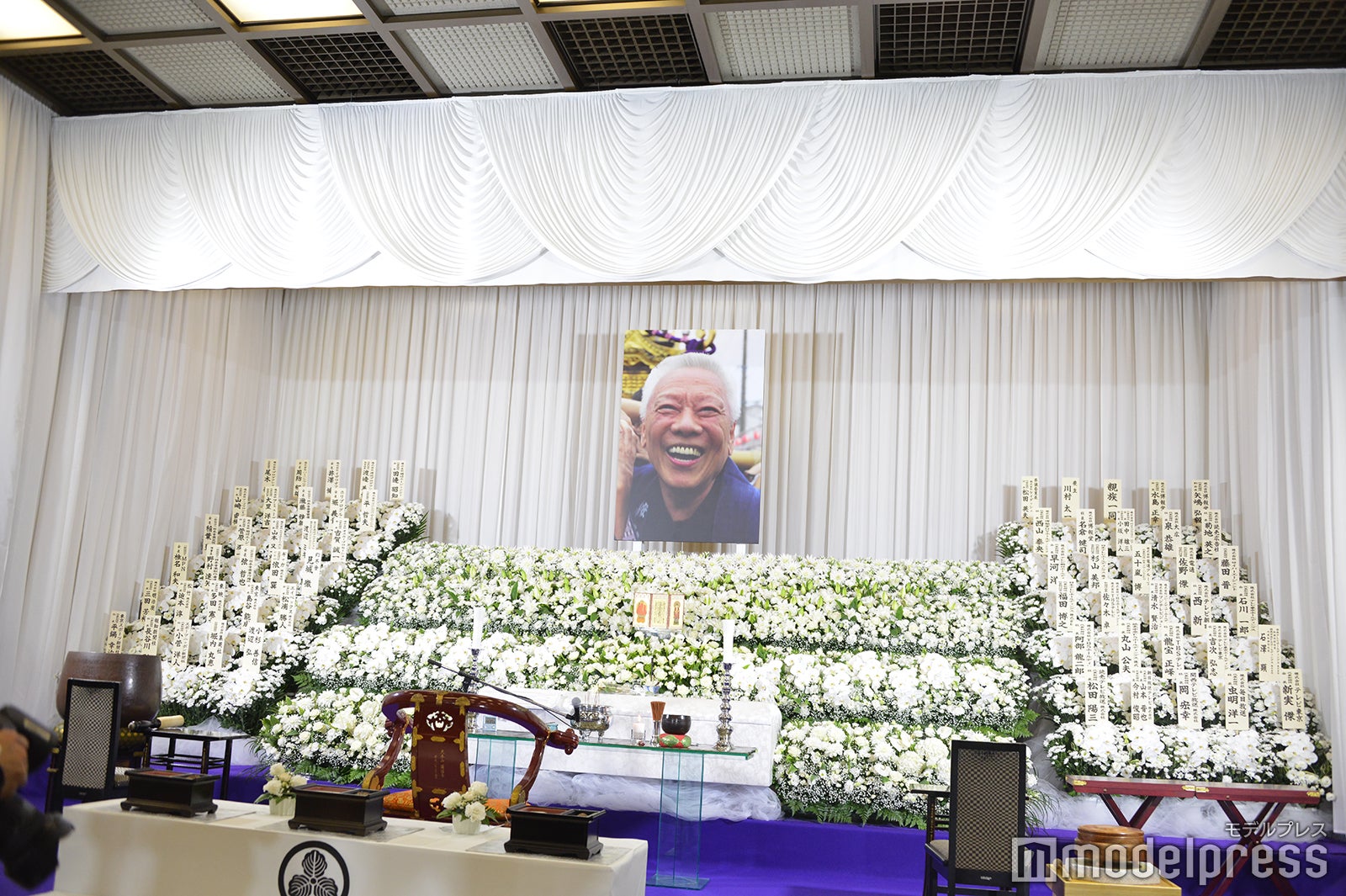 川村龍夫会長の祭壇（C）モデルプレス