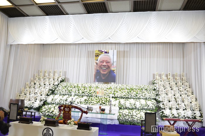 川村龍夫会長の祭壇(C)モデルプレス