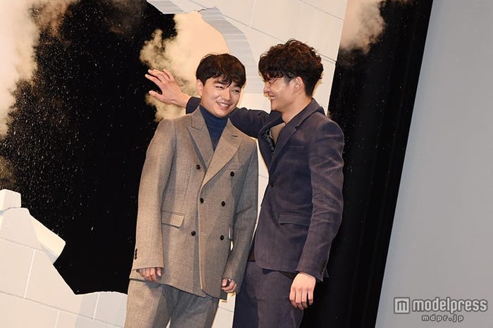 “超壁ドン”を披露する(左から)染谷将太、岡田将生