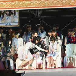 スピーチ後、うなだれる荻野由佳に横山由依と本間日陽が寄り添う「AKB48 53rdシングル 世界選抜総選挙」 （C）モデルプレス
