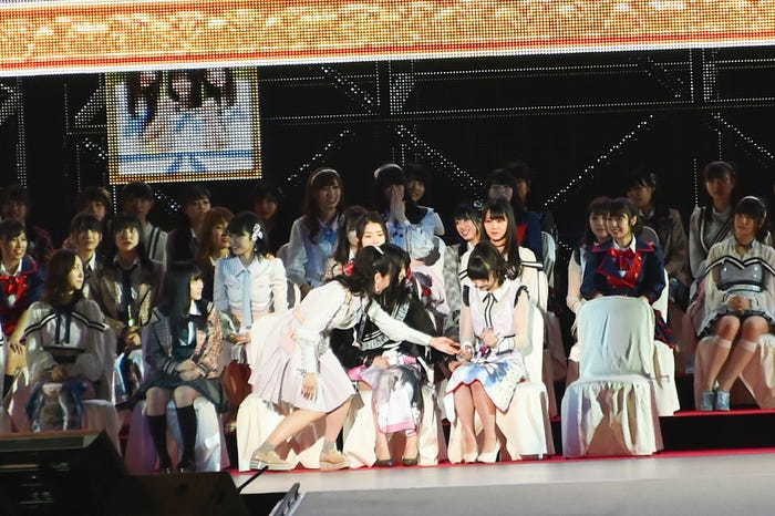 スピーチ後、うなだれる荻野由佳に横山由依と本間日陽が寄り添う「AKB48 53rdシングル 世界選抜総選挙」 (C)モデルプレス