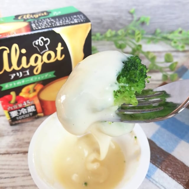 カルディのアリゴをブロッコリーにディップ