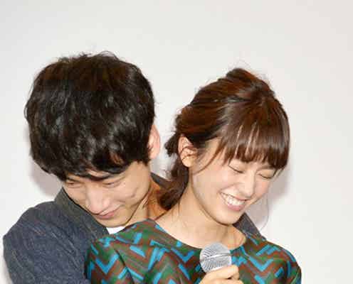 坂口健太郎、桐谷美玲を後ろからギュッ!女子絶叫のサプライズ