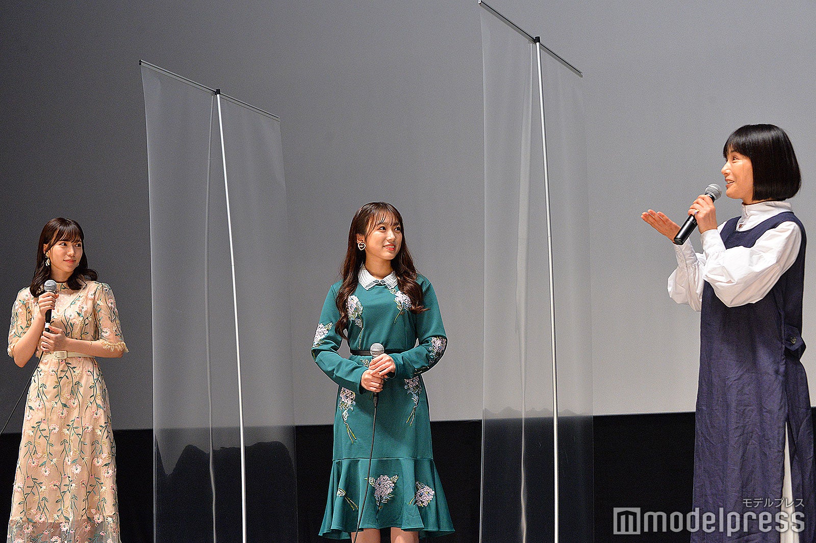 （右）富田靖子に褒められ照れる（左）運上弘菜、見守る（中央）矢吹奈子、（C）モデルプレス