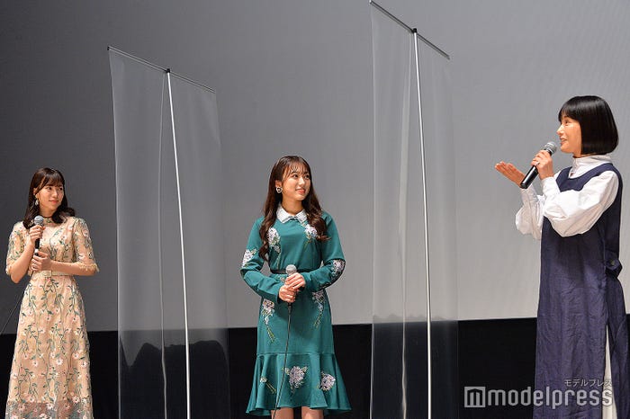 (右)富田靖子に褒められ照れる(左)運上弘菜、見守る(中央)矢吹奈子、(C)モデルプレス